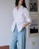 Camisa Clássica Jicouture "Dia no Mar" com Fenda nas Costas e Bordado Bicolor para Mulheres, Top Solto de Algodão Puro para Outono