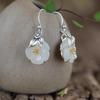 Brincos de Gancho Flor de Jade Branco Hotan para Mulheres Estilo Chinês Design de Nicho Prata Tailandesa de Alto Padrão Brincos Retro de Abelha e Camélia