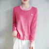 Cardigã Rose com Gola Redonda e Cor Contrastante 16G, Lã Fina com Detalhes Rose, Tricô Delicado e Quente, Suéter Versátil para Outono e Inverno