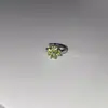 Brincos de Broche Reto em Forma de D de Trevo de Quatro Folhas Brilhantes Personalidade Versátil Argolas Cravejadas de Diamantes para Mulheres