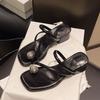 Sandalias planas de nuevo estilo 2025 para verano para mujer, exquisitas y modernas slip-ons de pedrería, sandalias francesas nicho de alta gama