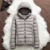 [Precio al por mayor] chaqueta ligera de plumón 2023 nueva corta con capucha moda ajustada otoño e invierno talla grande abrigo ropa de mujer