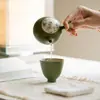 Colección de Juego de Té Estilo Antiguo Pintado a Mano con Diseños Temáticos de Mandarín Verde Pequeño, Bambú Dorado y Viento, Incluyendo Tetera, Gaiwan, Tazas de Té y Tazas de Maestro para Uso Doméstico