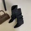 Botas de felpa plisadas apiladas que aumentan la altura para mujer 2026 Otoño/Invierno Nuevo Llegada Puntera Puntiaguda Botas de Vaquero Occidentales Botas de Caña Media con Solapa para Mujer