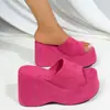 Chanclas de cuña de suela gruesa de moda para mujer, nuevo modelo de verano 2026, talla grande, sandalias versátiles para personas menudas, rojo rosa