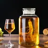 Nova oferta direta da fábrica garrafa de vinho de bolha de vidro de verão garrafa de ginseng com torneira base de madeira pote com totem de dragão