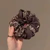 Goma para el pelo de retazos con estampado de leopardo marrón estilo coreano, Scrunchie de tela elegante y texturizada, Nuevo accesorio para el pelo de cuerda para coleta de otoño e invierno
