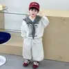 Traje de Primavera y Otoño para Niños Ropa de Academia Infantil Nuevo Conjunto de Dos Piezas 2026 Sudadera de Cuello Redondo Conjunto de Dos Piezas para Niños Pequeños y Medianos Moderno