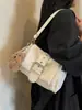 Bolso de axila de diseño nicho estilo coreano transfronterizo inspirado en motocicletas para mujer, con una elegante hebilla de cinturón, adecuado para ir al trabajo y se puede llevar como bolso de hombro o bolso cruzado.