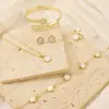 Conjunto de joyería de trébol de cinco hojas más vendido transfronterizo para mujer: un sencillo juego de collar, pulsera y pendientes de flor de la suerte en oro de goteo, una colección versátil de 5 piezas