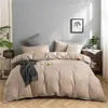 Conjunto de Quatro Peças em Algodão Lavado Escovado Estilo Luxo Leve, Lençol e Capa de Edredom de Cor Sólida Simples, Conjunto de Três Peças para Estudantes, Roupa de Cama para Presente Atacado