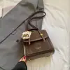 Bolsa Tote de Design Exclusivo para o Dia a Dia de Mulheres 2026 Inverno Novo Estilo Color-Blocking Retro Sensação de Luxo Mochila de Ombro Único Ombro Duplo