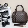 Bolso de Mano Clásico Popular de Comercio Exterior Cuero Genuino Bolso de Mujer Bolso Cruzado de Hombro de Alta Calidad Bolso tipo Concha para Mujer Marca Grande Productos de Guangzhou