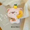 Pingente Original de Boneca de Animalzinho Pegando Celular em Desenho Animado, Brinquedo de Pelúcia Fofo, Pingente de Mochila de Estudante, Presente Atacado