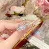 Anillo Serie Amor de Temperamento Elegante Camelia para Mujer Chapado en Platino con Imitación de Moissanita Anillo de Moda para Boda y Banquete