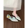 Primeiro Encontro com as Sandálias Vazadas de Salto Baixo com Bico Fino Retro de Moda de Alto Padrão para Mulheres da Temporada, Novo Estilo Primavera-Verão, Elegante Estilo Francês que Combina Bem com Vestidos