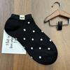 25 verano nuevos calcetines de mujer calcetines de algodón calcetines Joker negros y blancos grises calcetines de joyería etiqueta punto de onda pequeño fresco calcetines al por mayor
