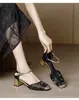 Sandálias de Salto Alto Mary Jane Femininas Verão Novo Bico Quadrado Salto Bloco Bico Fechado Sapatos Individuais Veludo Preto com Saia Estilo Retro