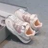 Sapatos de Menina Tênis Primavera e Outono Malha Estilo Popular 2026 Novo Estiloso Versátil Sapatos Infantis Forrest Gump Sapatos de Bebê