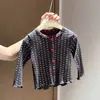 Camiseta de Menina para Primavera e Outono, moda infantil estilosa, top de base da moda com design de renda e coração estilo coreano, popular e na moda