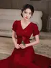 Vestido de Noite Branco Estilo Francês para Mulheres 2026, Adequado para Uso Diário, Elegante para Banquetes, Luxo Leve, Vestido de Viagem Fotográfica de Nicho de Alta Qualidade