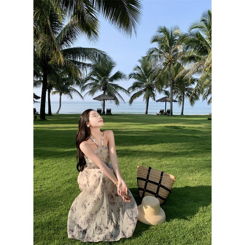高级感玫瑰印花挂脖吊带连衣裙夏季2023女新款气质温柔收腰长