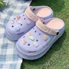 Sandálias Croc Femininas de Verão Dopamina DIY Calçados Outerwear Solado Macio Estudante Plataforma Antiderrapante Baotou Estudantes Sandálias Fofas