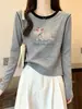 Estilo nuevo 2026, algodón puro, cuello redondo, camiseta de manga larga color block para mujer, moderna y juvenil, perfecta como capa base para otoño