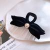 Otoño e invierno terciopelo negro pasador grande femenino estilo Chanel perla pinza para el cabello parte trasera cabeza recogido pinza tiburón tocado