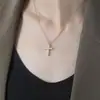 Collar con Colgante de Cruz de Perlas Estilo Francés Ins Tendencia Acero de Titanio para Mujer, Diseño de Nicho de Lujo Ligero Exquisita Cadena para Clavícula