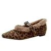 Zapatos peludos de punta para mujer, para uso exterior en otoño e invierno, nuevos mocasines Mary Jane con estampado de leopardo 2025, zapatos de algodón con forro de felpa