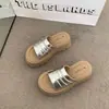 Solado plataforma aumentando altura sapatos femininos casa férias compras 2026 nicho estilo não comum chinelos femininos plissado simples generoso