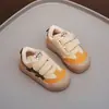 Novos tênis de algodão com forro de fleece para o inverno para meninos, tênis macios para bebês, tênis esportivos para meninas e tênis de treinamento para bebês.