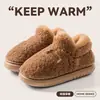 Pantuflas de algodón con plataforma y tacón para mujer, nuevo estilo invierno 2026, cálidas para interior del hogar, forradas de felpa, se pueden usar en exteriores, zapatos de algodón antideslizantes para mujer