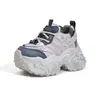 Zapatos gruesos de estilo "dad" para mujer, nuevo modelo otoño 2026, estilo vintage desgastado, zapatos casuales versátiles con aumento interno de altura
