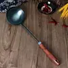 Wok Doméstico Revestido Cabo Longo Estilo Antigo Panela de Ferro Zhangqiu Refogar Cozido Panela de Ferro Zhangqiu Colher Pequena de Ferro Produção de Panela Forjada à Mão