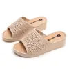 Pantuflas de tacón alto para mujer para verano, de suela gruesa, a la moda, antideslizantes, de suela blanda, adecuadas para uso en casa, zapatos de mamá, sandalias de cuña sociales
