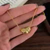 Collar Vintage con Colgante de Corazón Dorado con Diamantes, Cadena Exquisita para la Clavícula de Lujo Ligero, Accesorio de Alto Valor y que Realza el Tono de Piel