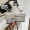 Bolso de mano transfronterizo para mujer, nuevo estilo 2026, bolso cuadrado pequeño orientado a la exportación, bolso popular con cierre de candado, bolso versátil para el hombro y bolso cruzado