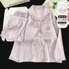 Conjunto de dos piezas de jacquard de alta gama de seda helada con mangas largas y copas en el pecho, lujoso, suave y delicado conjunto de dormir para mujer