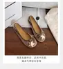 Zapatos planos casuales para mujer, estilo nuevo, rejuvenecedores, zapatos planos de tacón bajo 2026, bailarinas de punta redonda con estampado de estrellas, parte superior de piel, apertura poco profunda, con un lazo