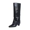 Botas de Cano Longo Femininas com Pernas de Calça em Couro + Super Camurça/Veludo, Cano Alto Novo, Bico Quadrado, de Calçar, Salto Alto Bloco, Acima do Joelho