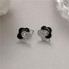 Pendientes pequeños, fragantes, de alta gama, ligeros, de lujo, con perlas y camelia, estilo coreano, populares en Internet, elegantes, para mujer, pequeños y sencillos.