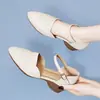 Sandálias Baotou 2026 Verão Novas Sandálias de Uma Tira Vazadas Bico Fino Salto Grosso Sapatos de Mãe Sapatos de Couro Femininos