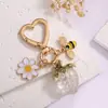 Llavero de Aleación Chapada Conserva Color con Diseño 3D de Abeja, Fresa y Flor para Bolsas y Decoraciones de Coche