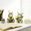Estatua de conejo de Pascua, esculturas de conejos, figuritas coleccionables de primavera, adorno de conejo hermano con una sudadera con capucha y un pollito en sus manos, decoración de mesa de primavera verano de Pascua, regalo de Pascua, decoración para fiesta