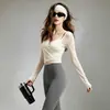 Conjunto de yoga estilo coreano para mujer: un conjunto de dos piezas que incluye un top de manga larga con diseño cruzado y un pantalón de yoga de cintura alta con control de abdomen para un ajuste cómodo y sensación de segunda piel, perfecto para ropa de fitness
