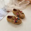 Zapatos Pequeños de Cuero con Borlas Retro de Suela Blanda y Cuentas de Colores para Niñas Zapatos Birkenstock 2026 Otoño/Invierno Nuevo Estilo Zapatos Individuales para Niños Estilo Coreano