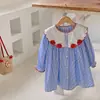 Ropa Infantil Coreana Vestido de Niña con Bordado de Manzana Estilo Otoño 2026 Diseño de Nicho Vintage Elegante Vestido Camisa de Manga Larga