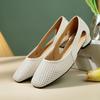 Sapatos Individuais Quadrados Perfurados de Pele de Cordeiro Ultra-Macios Estilo Francês para Mulheres Primavera e Outono 2026 Sola Macia Salto Grosso Biqueira Fechada Sandálias Romanas